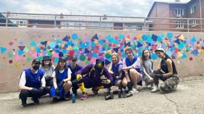 Иркутску нужен был свой супергерой. Художники патрулируют город, закрашивая рекламу