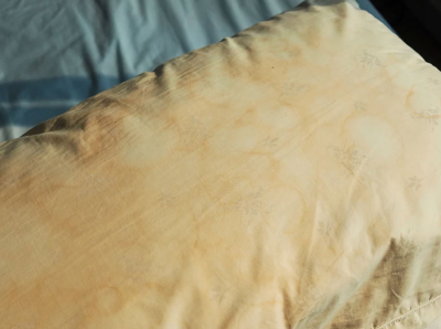 Opinions on sleeping on dirty, yellowed pillows have divided the internet.
