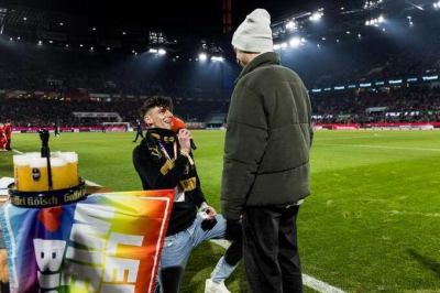 Судья в Германии сделал оферту своему парню перед футболом на "день многообразия"